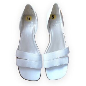 WHITE Open Toe Flats by Mootsies Tootsies, Size 9